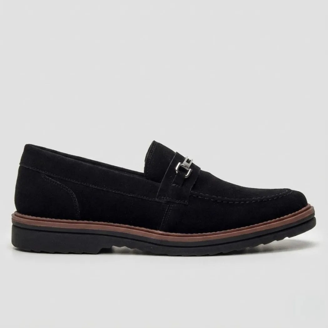 Mocassim Suede Tratorado de Camurça na cor preto, em vista lateral.