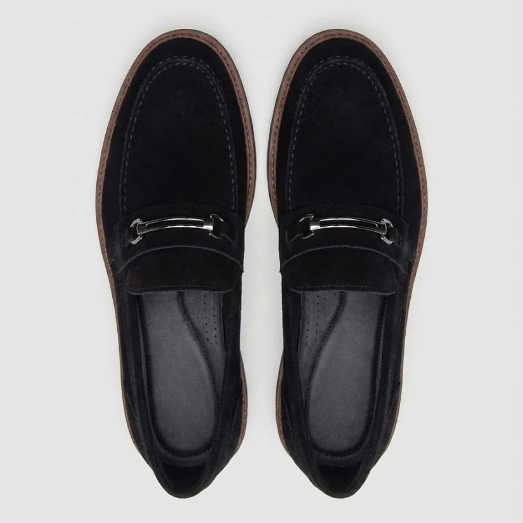 Par do modelo Mocassim Suede Tratorado de Camurça, na cor preto, visto de cima.