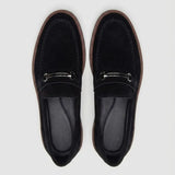 Par do modelo Mocassim Suede Tratorado de Camurça, na cor preto, visto de cima.