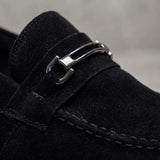 Detalhe da fivela metálica, da textura e das costuras do Mocassim Suede Tratorado de Camurça na cor preto.