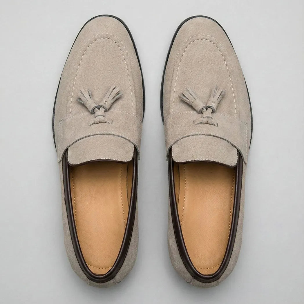 Par do modelo Mocassim Tassel de Camurça Premium, na cor bege, visto de cima.