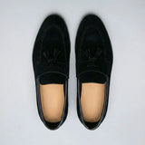 Par do modelo Mocassim Tassel de Camurça Premium, na cor preto, visto de cima.