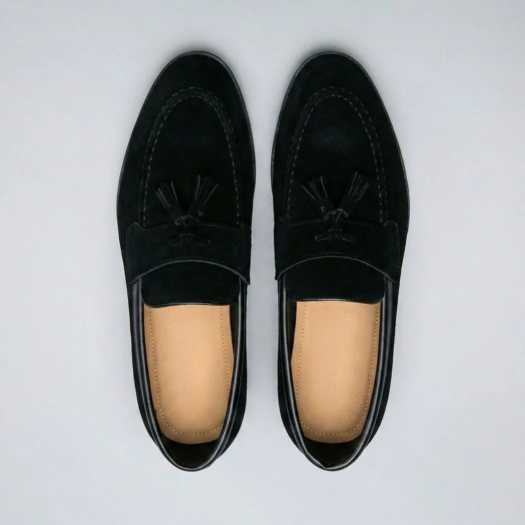Par do modelo Mocassim Tassel de Camurça Premium, na cor preto, visto de cima.