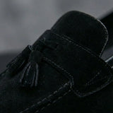 Mocassim Tassel de Camurça Premium: detalhe dos enfeites de franjas, da textura preta e da costura frontal.