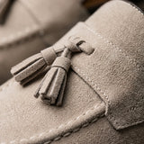 Mocassim Tassel de Camurça Premium Bege: detalhe das franjas com acabamento em camurça e costuras do cabedal.