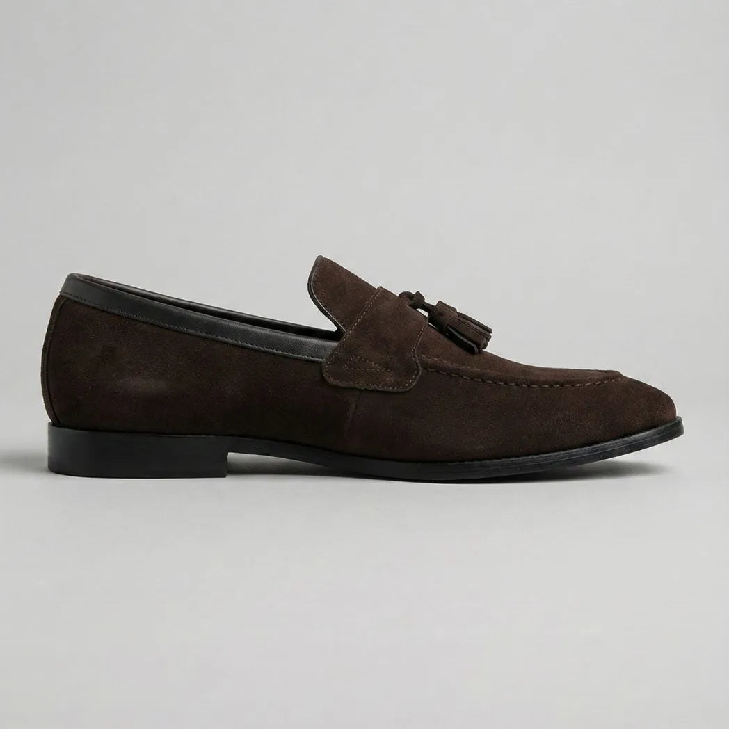 Mocassim Tassel de Camurça Premium: modelo marrom de perfil, com enfeite de franjas e sola escura.