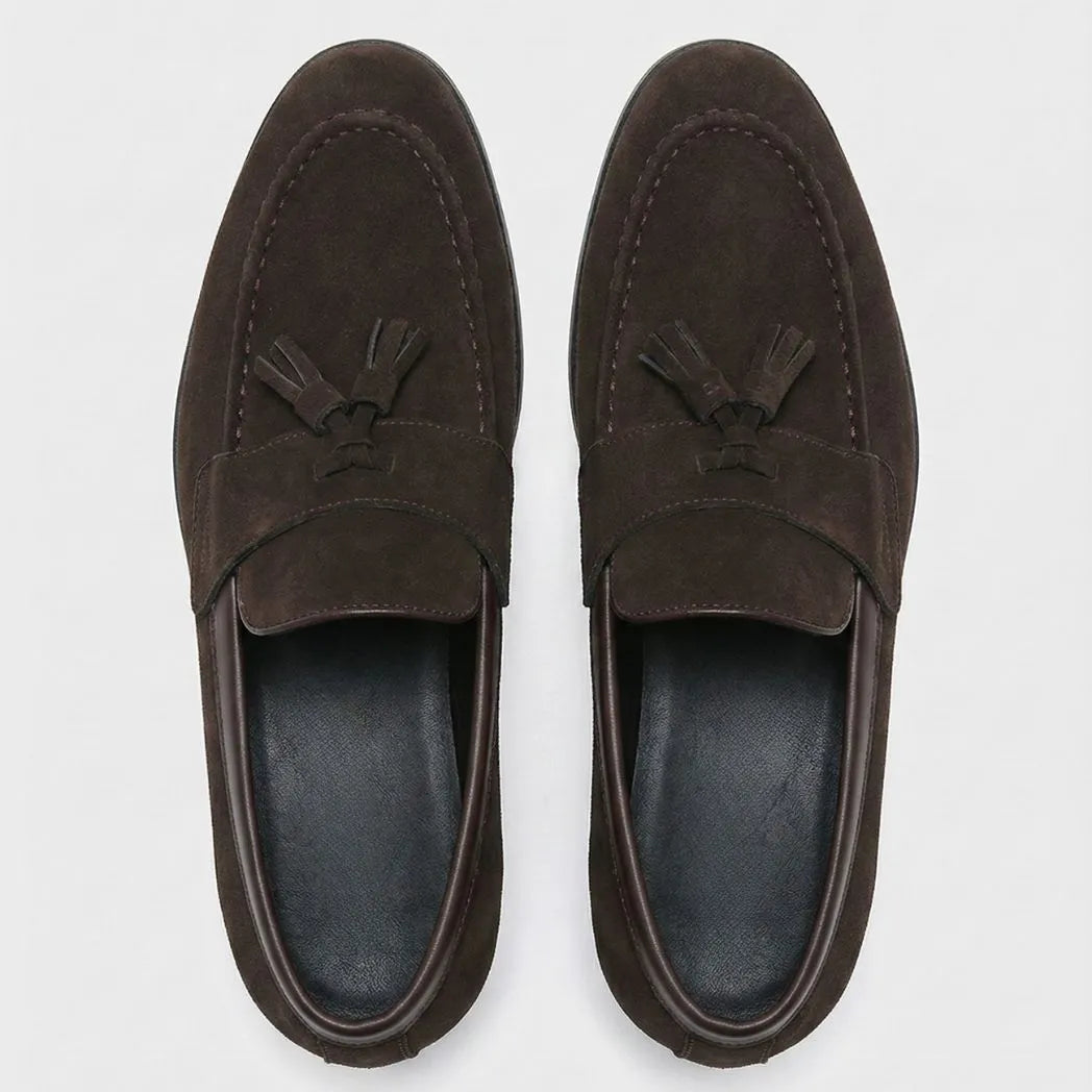 Par do modelo Mocassim Tassel de Camurça Premium, na cor marrom-escuro, visto de cima.