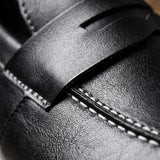 Detalhe da textura e das costuras do Mocassim Torino Ripple Tratorado de Couro na cor preto.
