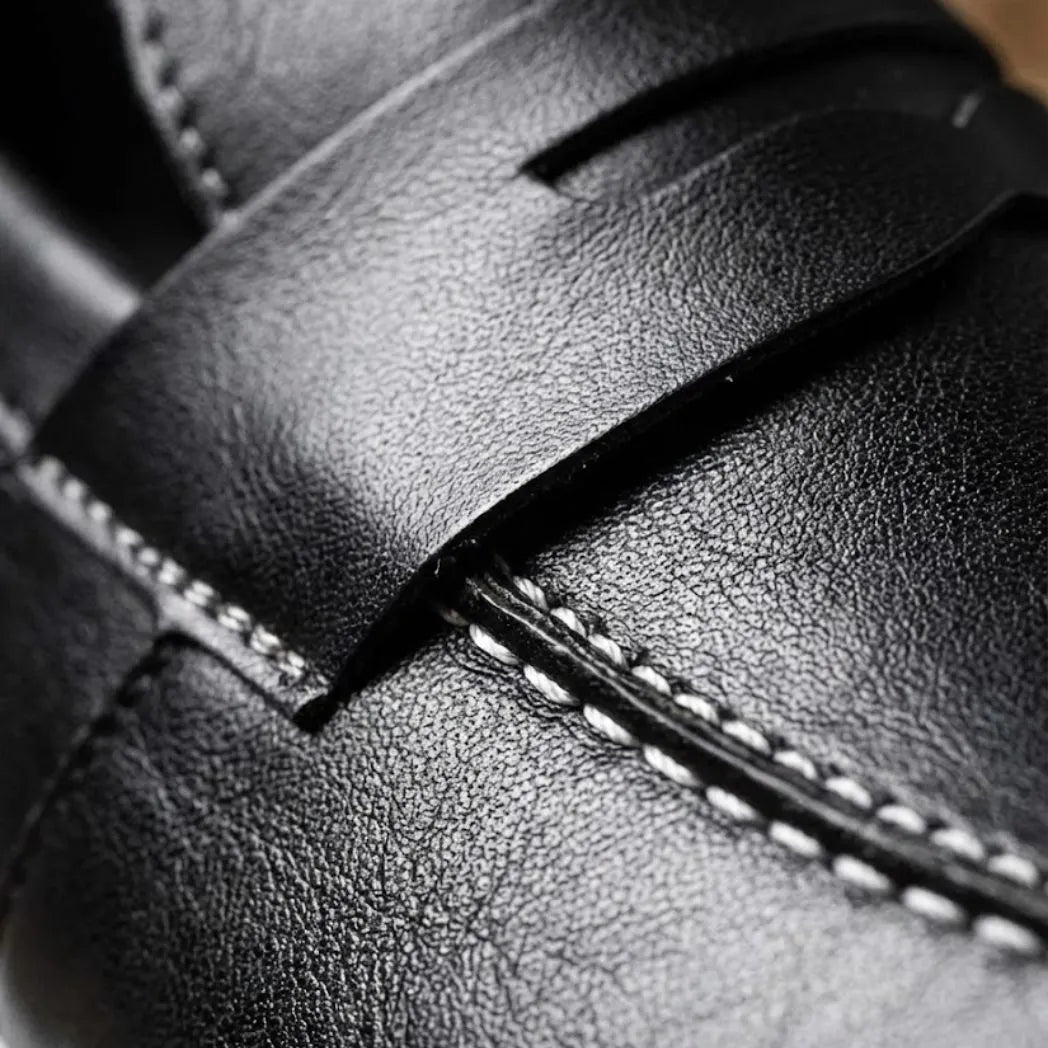 Detalhe da textura e das costuras do Mocassim Torino Ripple Tratorado de Couro na cor preto.