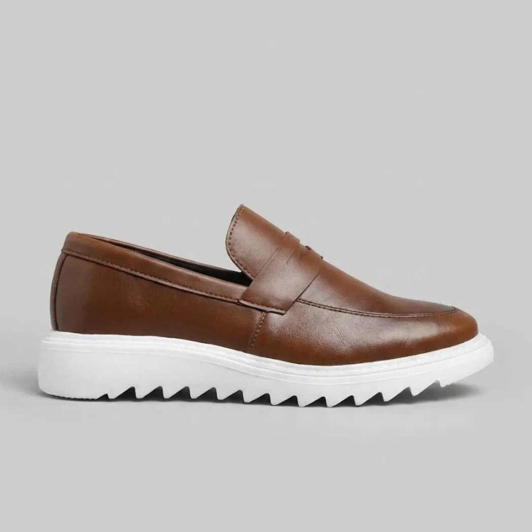 Mocassim Torino Ripple Tratorado de Couro na cor marrom, em vista lateral.