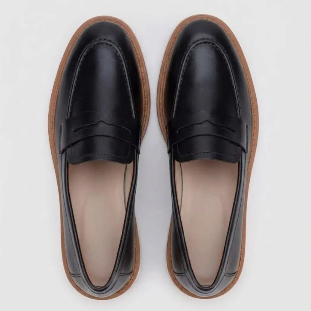 Par do modelo Mocassim Tratorado Milano de Couro, na cor preto, visto de cima.