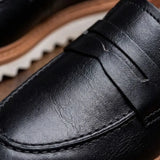 Detalhe da textura e das costuras do Mocassim Tratorado Milano de Couro na cor preto.
