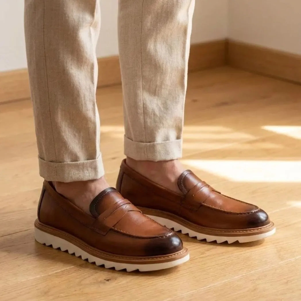 Mocassim Tratorado Milano de Couro Marrom: modelo nos pés.