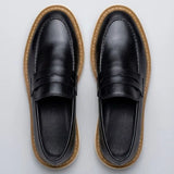 Par do modelo Mocassim Tratorado Siena Ripple, na cor preto, visto de cima.