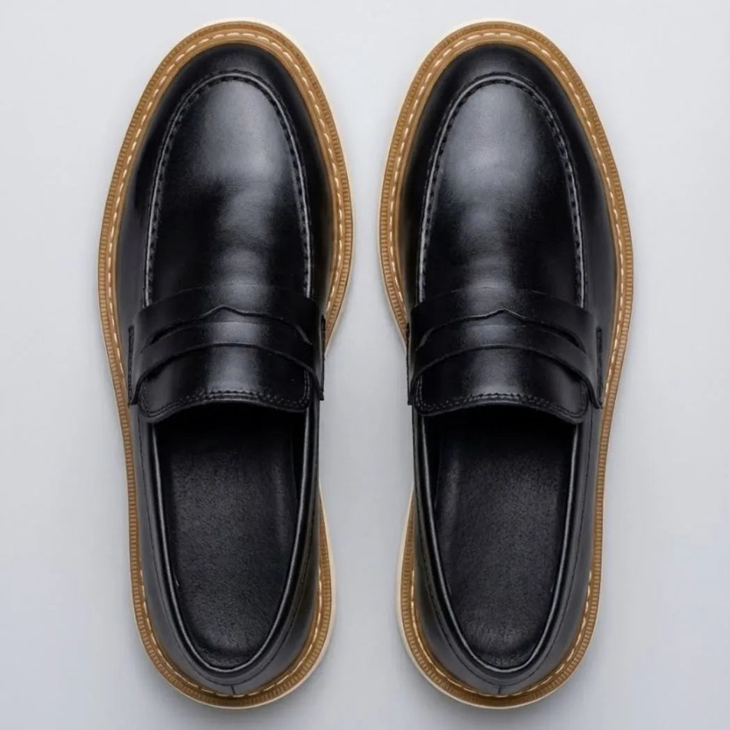 Par do modelo Mocassim Tratorado Siena Ripple, na cor preto, visto de cima.