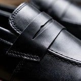 Detalhe do couro preto e da faixa penny lisa do Mocassim Tratorado Siena Ripple.