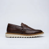 Mocassim Tratorado Siena Ripple na cor marrom, em vista lateral.
