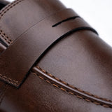 Detalhe do couro marrom e da faixa penny lisa do Mocassim Tratorado Siena Ripple.