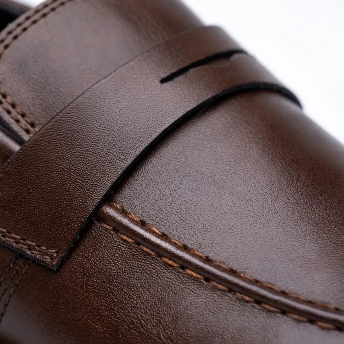 Detalhe do couro marrom e da faixa penny lisa do Mocassim Tratorado Siena Ripple.