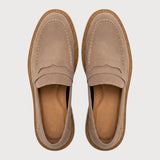 Par do modelo Mocassim Tratorado Taupe de Camurça, na cor bege, visto de cima.