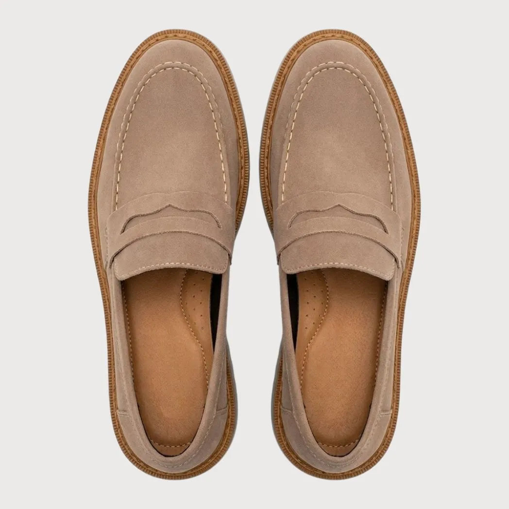 Par do modelo Mocassim Tratorado Taupe de Camurça, na cor bege, visto de cima.