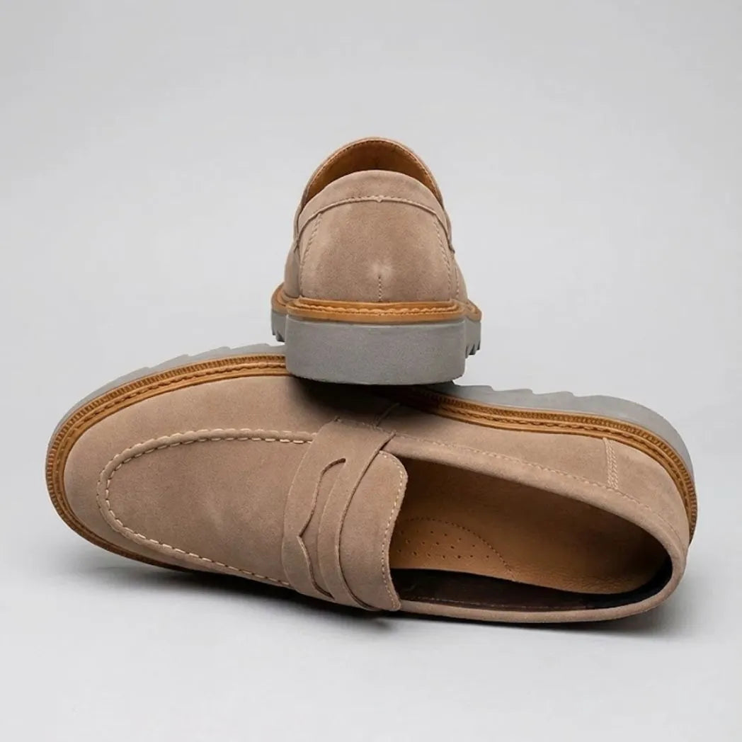 Par do Mocassim Tratorado Taupe de Camurça bege, com um sapato visto por trás e outro em perspectiva.