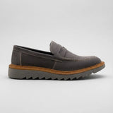 Mocassim Tratorado Taupe de Camurça na cor cinza, em vista lateral.