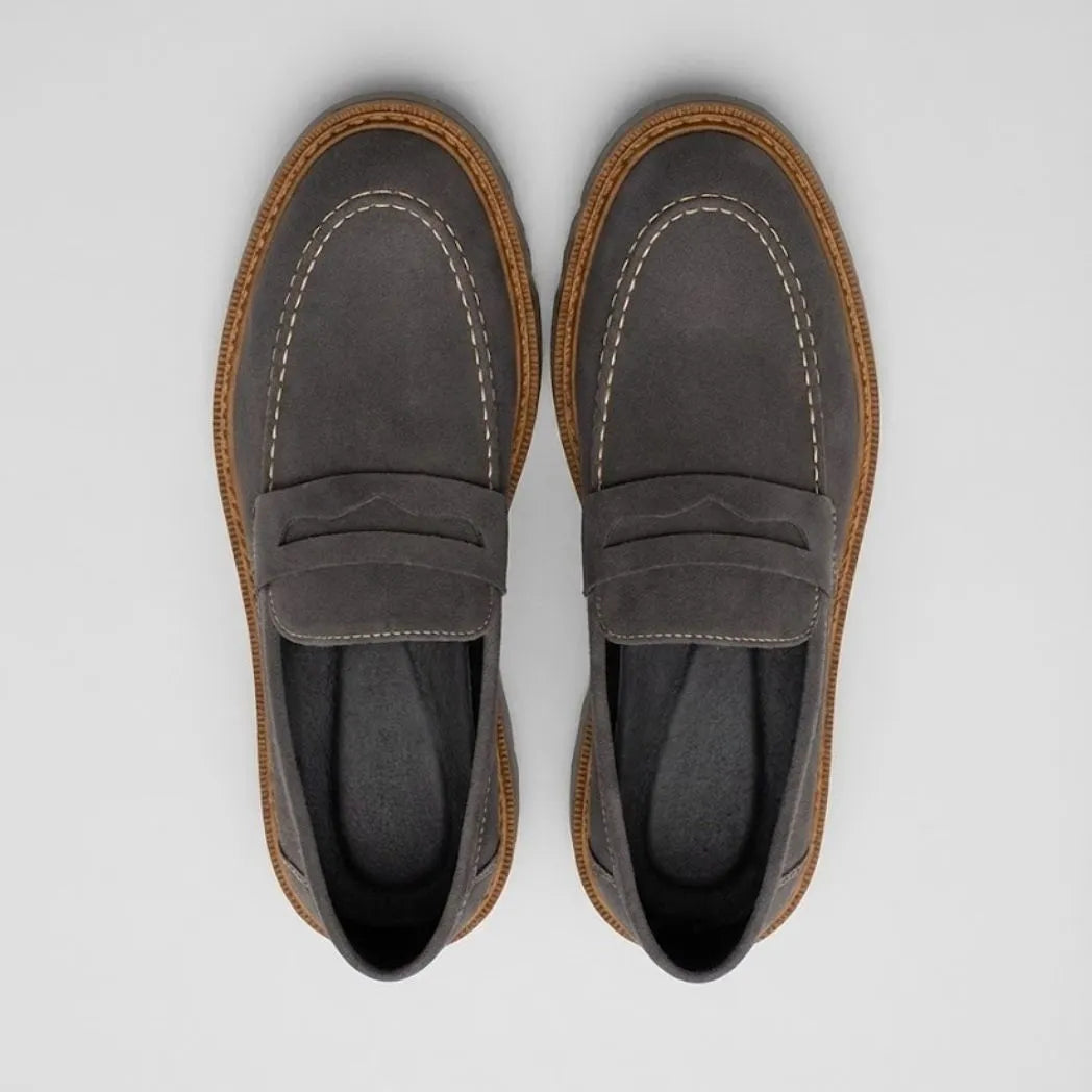 Par do modelo Mocassim Tratorado Taupe de Camurça, na cor cinza, visto de cima.
