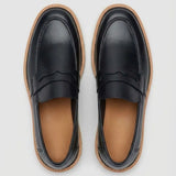 Par do modelo Mocassim Tratorado de Couro Verona, na cor preto, visto de cima.