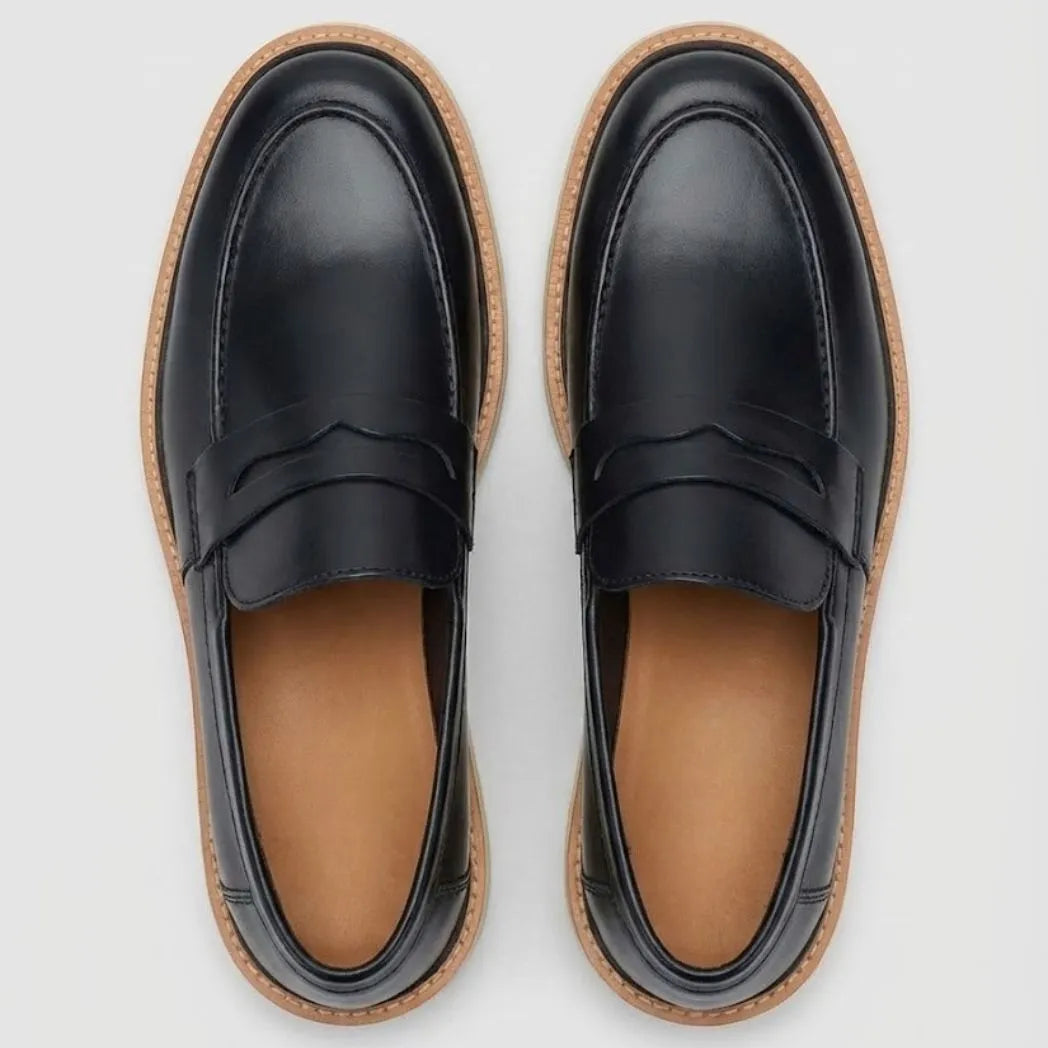 Par do modelo Mocassim Tratorado de Couro Verona, na cor preto, visto de cima.