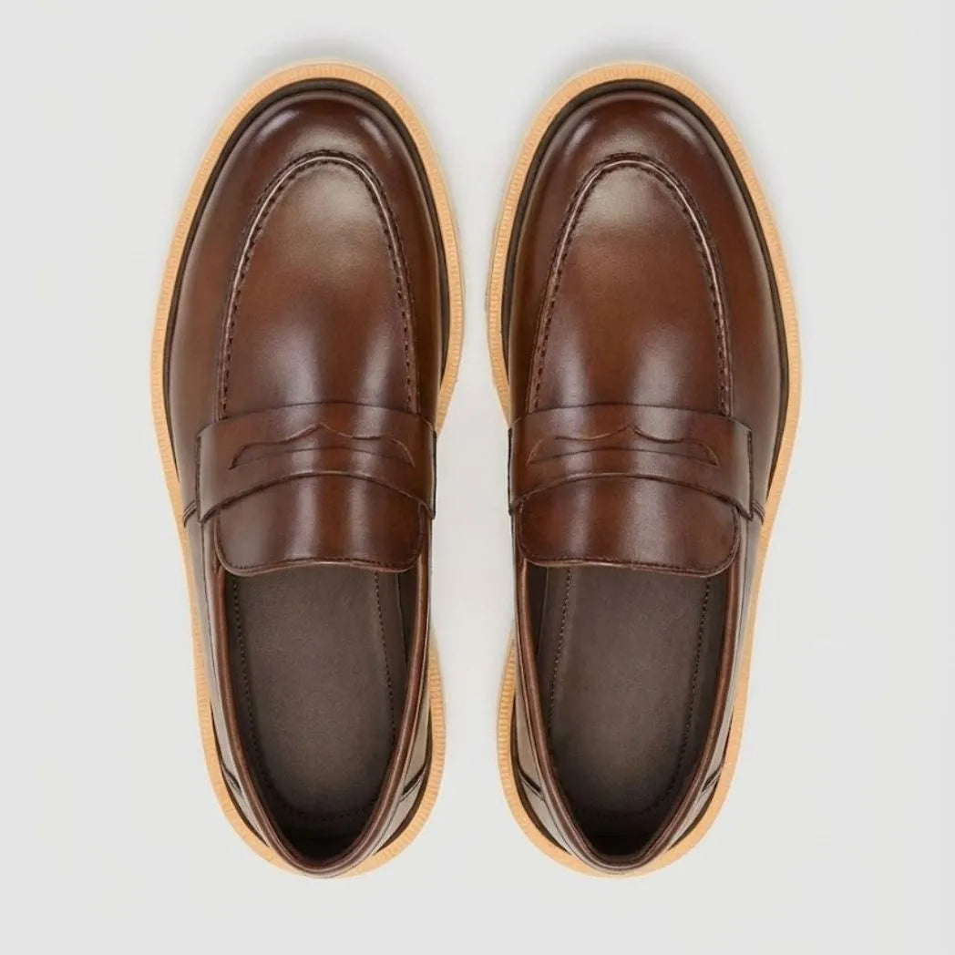 Mocassim Tratorado de Couro Verona Marrom: vista superior do modelo.