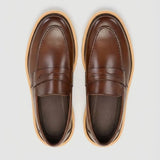 Par do modelo Mocassim Tratorado de Couro Verona, na cor marrom, visto de cima.