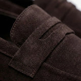 Mocassim Turim Loafer Camurça Marrom: detalhe da textura marrom-escura e da faixa frontal.