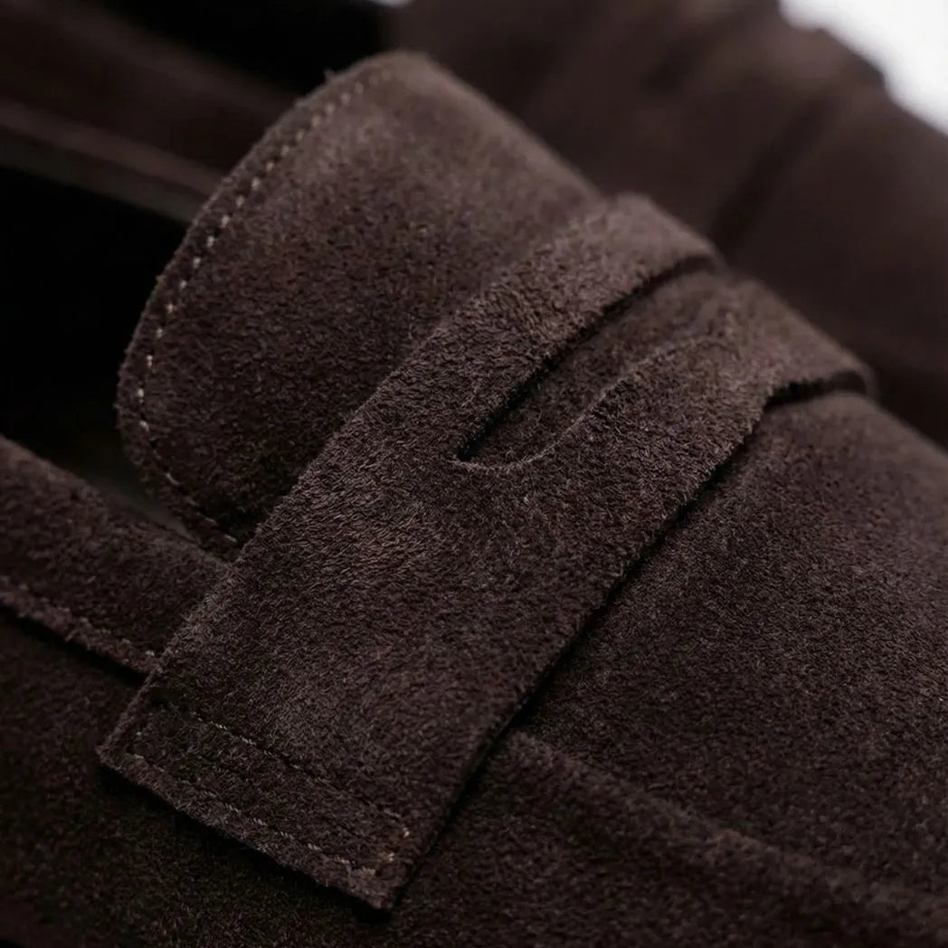 Mocassim Turim Loafer Camurça Marrom: detalhe da textura marrom-escura e da faixa frontal.