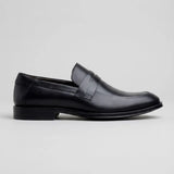 Mocassim Turim Loafer Couro: modelo preto de perfil, com faixa frontal e sola preta.