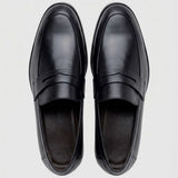 Par do modelo Mocassim Turim Loafer Couro, na cor preto, visto de cima.