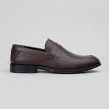 Mocassim Turim Loafer Couro: modelo marrom-escuro de perfil, com faixa frontal e sola preta.