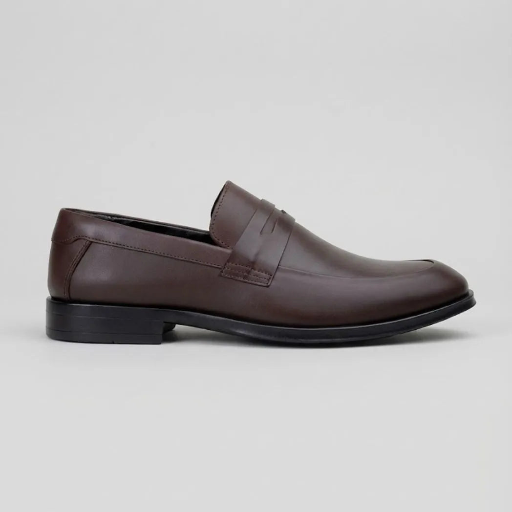 Mocassim Turim Loafer Couro: modelo marrom-escuro de perfil, com faixa frontal e sola preta.