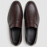 Mocassim Turim Loafer Couro: par marrom-escuro visto de cima, mostrando a faixa frontal e o interior escuro.