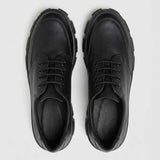 Par do modelo Mocassim Vanguard Tratorado, na cor preto, visto de cima.