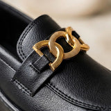 Detalhe da fivela dourada e da textura do Mocassim Vanguard Tratorado na cor preto.