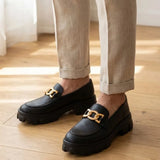 Mocassim Vanguard Tratorado na cor preto, usado com calça clara de barra dobrada.