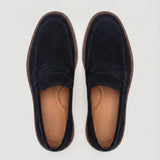 Mocassim de Camurça Monaco Edition: par azul-escuro visto de cima, mostrando a faixa frontal, a costura clara e o interior marrom.