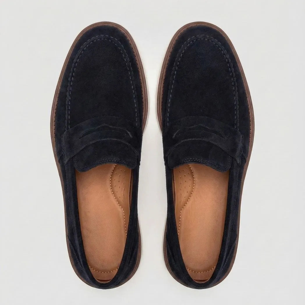 Mocassim de Camurça Monaco Edition: par azul-escuro visto de cima, mostrando a faixa frontal, a costura clara e o interior marrom.