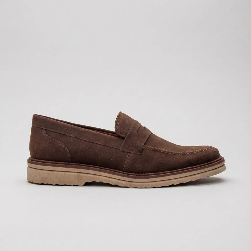 Mocassim de Camurça Monaco Edition: modelo marrom de perfil, com faixa frontal e sola bege.