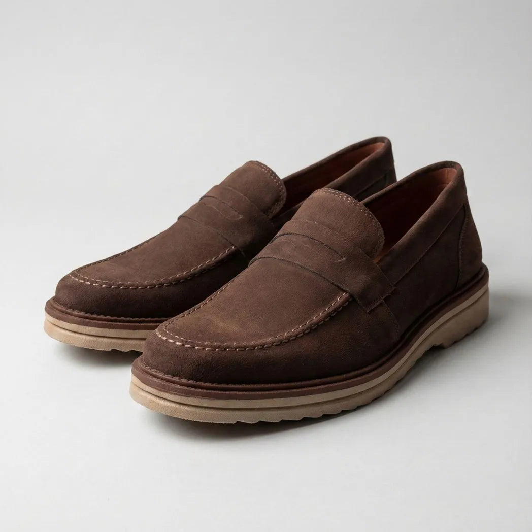 Mocassim de Camurça Monaco Edition: par marrom em vista diagonal, com faixa frontal e sola bege.