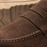 Mocassim de Camurça Monaco Edition: detalhe da textura marrom, da faixa frontal e da costura clara.