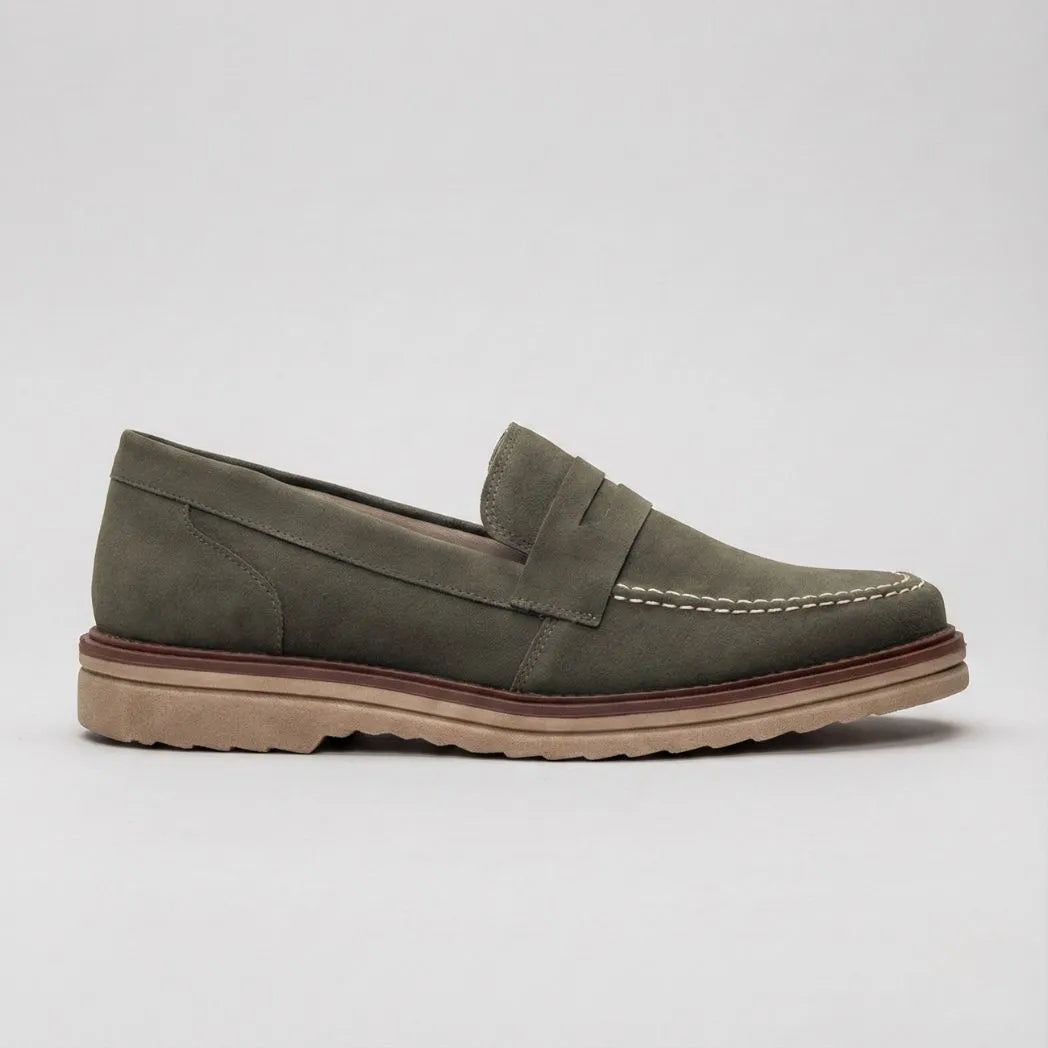 Mocassim de Camurça Monaco Edition: modelo verde-oliva de perfil, com faixa frontal e sola bege.
