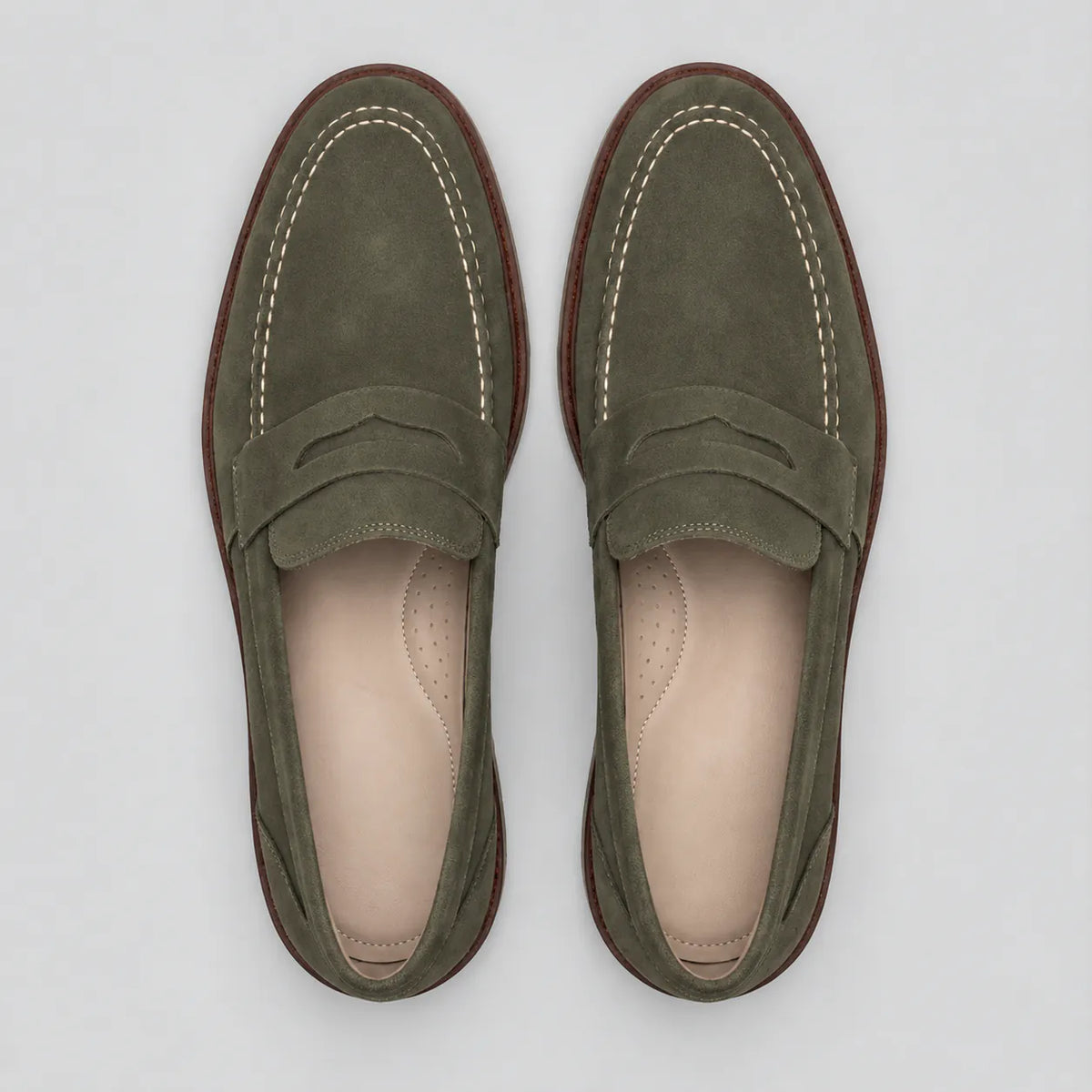 Mocassim de Camurça Monaco Edition Verde: par em vista superior, em camurça oliva com faixa penny e costura clara.