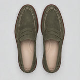 Mocassim de Camurça Monaco Edition Verde: par em vista superior, em camurça oliva com faixa penny e costura clara.